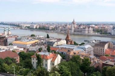 Budapeşte 'nin Macaristan Parlamentosu ve Tuna Nehri' nin kaplıcaları. Budapeşte Avrupa şehir manzarası.