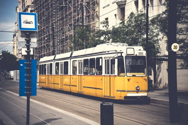 Alte Historische Straßenbahn Läuft Der Straßenbahnhaltestelle Zentrum Der Stadt Budapest — Stockfoto