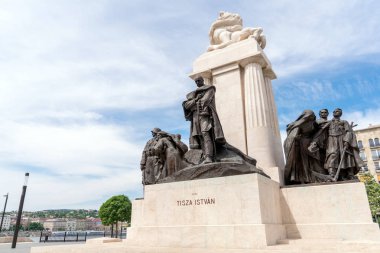 Budapeşte, Macaristan - 14 Mayıs 2018: Macaristan 'ın Budapeşte kenti Macaristan yakınlarındaki Macar Parlamentosu yakınlarındaki Tisaza Istvan Anıtı. Istvan Tisa Heykeli.