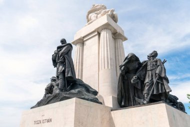 Budapeşte, Macaristan - 14 Mayıs 2018: Macaristan 'ın Budapeşte kenti Macaristan yakınlarındaki Macar Parlamentosu yakınlarındaki Tisaza Istvan Anıtı. Istvan Tisa Heykeli.