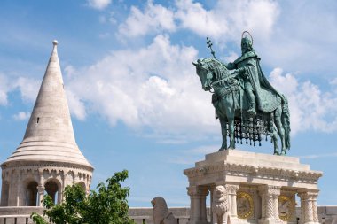 Budapeşte, Macaristan - 14 Mayıs 2018: Matthias Kilisesi, Budapeşte, Macaristan 'da bulunan bir kilise, Budapeşte Kalesi' nin önündeki Budapeşte Kalesi 'nin tepesinde turist ve Macar halkının bulunduğu bir kilise.