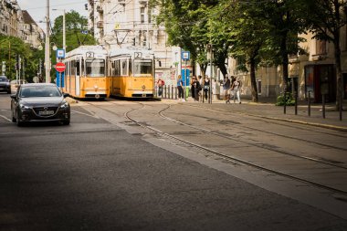 Budapeşte, Macaristan - 21 Mayıs 2018: Macaristan 'ın Budapeşte kentindeki tramvay istasyonunda Macaristan halkının yaşadığı tarihi tramvay.