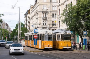 Budapeşte, Macaristan - 21 Mayıs 2018: Macaristan 'ın Budapeşte kentindeki tramvay istasyonunda Macaristan halkının yaşadığı tarihi tramvay.