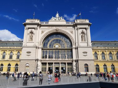 Budapeşte, Macaristan - 14 Mayıs 2018: Keleti tren veya tren istasyonu, Baross Square Budapeşte, Macaristan 'daki doğu demiryolu terminali