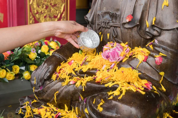 Espolvoree Agua Una Hermosa Flor Sobre Una Estatua Buda Festival — Foto de Stock