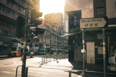 Hong Kong, Çin - 19 Mart 2018 'de Marsh Caddesi' nde tatilde trafik ışığı bekleyen bir turist otobüsüyle Hong Kong 'da.