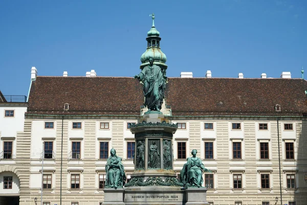 Francis Il 'in heykeli, Amorem Meum Populis Meis. Hofburg Viyana 'sındaki avlu meydanında Kutsal Roma İmparatoru..