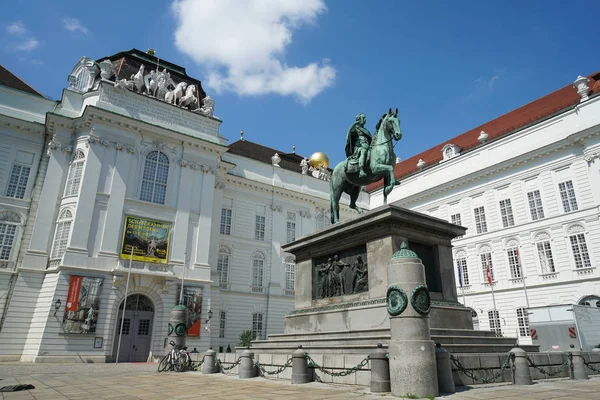 2018年7月13日 オーストリア ウィーンのホフブルク宮殿前のヨセフスプラッツにて 神聖ローマ皇帝ヨーゼフ2世の騎馬像 — ストック写真