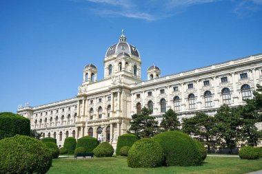 Avusturya, Viyana 'da güzel bahçesi ve heykeli olan ünlü Doğal Tarih Müzesi veya Doğal Tarih Müzesi' nin güzel mimarisi.