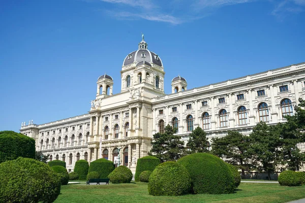 Avusturya, Viyana 'da güzel bahçesi ve heykeli olan ünlü Doğal Tarih Müzesi veya Doğal Tarih Müzesi' nin güzel mimarisi.
