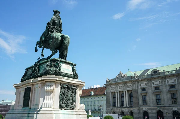 皇帝ヨーゼフ2世の像で ホフブルク宮殿の前で2本の脚を持ち上げています — ストック写真