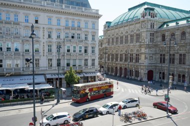 Viyana, Avusturya - 13 Temmuz 2018: Avusturya 'nın Viyana şehir merkezinde Devlet Operası yakınlarındaki Helmut Zilk-Platz kentinde eski bir turizm binası.