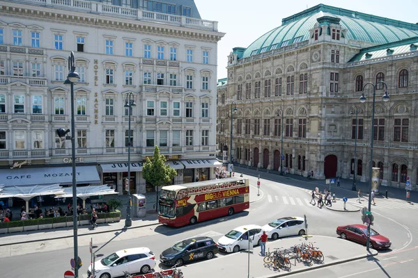 Viyana, Avusturya - 13 Temmuz 2018: Avusturya 'nın Viyana şehir merkezinde Devlet Operası yakınlarındaki Helmut Zilk-Platz kentinde eski bir turizm binası.