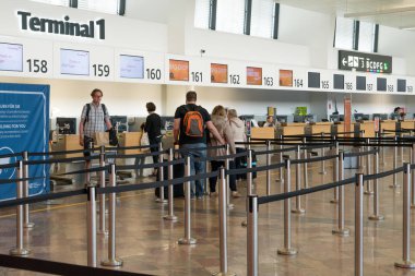Viyana, Avusturya - 13 Temmuz 2018: Uluslararası havaalanı Viyana Avusturya 'da check-in alanı, kemer kontrol kuyruğu ve turistlerin kapatılması. Beklemek için kuyruk engeli.