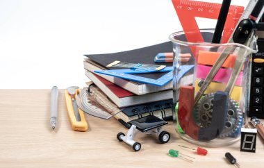 BTMM eğitimi, Fen, Teknoloji, Mühendislik, Matematik ekipmanları. Laboratuvardaki BTMM eğitim konsepti beyaz arka planda izole edildi. Öğrenci donanımlarının görünümünü kapat.
