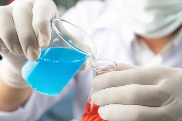 Chico Estudiante Químico Vertiendo Líquido Azul Vidrio Para Principiantes Química —  Fotos de Stock