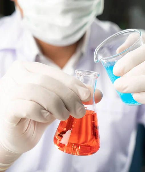 Chico Estudiante Químico Vertiendo Líquido Azul Vidrio Para Principiantes Química —  Fotos de Stock