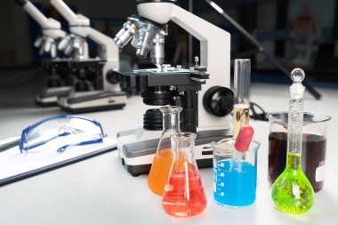 Okulun laboratuarında deney tüpleri ve test için mikroskop bulunan bilim dersi panosu. Bilim arkaplan kavramı.
