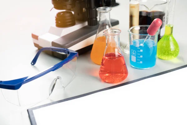 Wetenschapsles Klembord Met Chemisch Experiment Het Schoollaboratorium Met Bekers Microscoop — Stockfoto