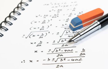 Matematik dersinde sınav, uygulama, test veya test matematik dörtlük denklem formülü el yazısı. Üstel denklemler arka plan kavramını çözme.