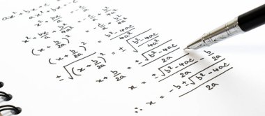 Matematik dersinde sınav, uygulama, test veya test matematik dörtlük denklem formülü el yazısı. Üstel denklemler arka plan kavramını çözme.