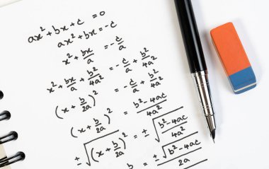Matematik dersinde sınav, uygulama, test veya test matematik dörtlük denklem formülü el yazısı. Üstel denklemler arka plan kavramını çözme.