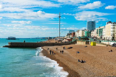 Brighton plaj denizi, kum ve British Airways i360 ile Brighton İskelesi 'nin güzel manzarası. Şehrin ünlü simgesi..