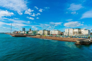 Brighton plaj denizi, kum ve British Airways i360 ile Brighton İskelesi 'nin güzel manzarası. Şehrin ünlü simgesi..