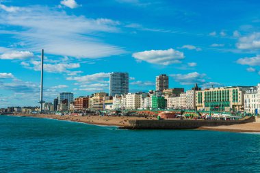 Brighton plaj denizi, kum ve British Airways i360 ile Brighton İskelesi 'nin güzel manzarası. Şehrin ünlü simgesi..