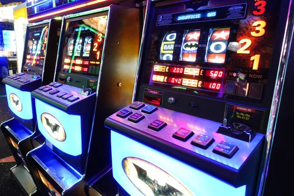 Brighton, İngiltere-2 Ekim 2018: Hollywood Bowl Brighton Marina 'nın içindeki klasik Brighton Uk slot makineleri eğlence ve eğlence merkezi.