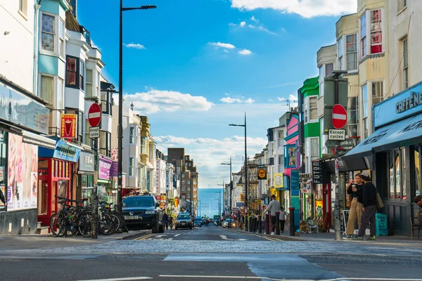Brighton, İngiltere-1 Ekim 2018: Yerel halk, ziyaretçiler, restoranlar, otobüs şeridi olan alışveriş merkezi ve Churchill Meydanı 'ndaki Brighton Sahili' ndeki Brighton yürüyüş caddesi.