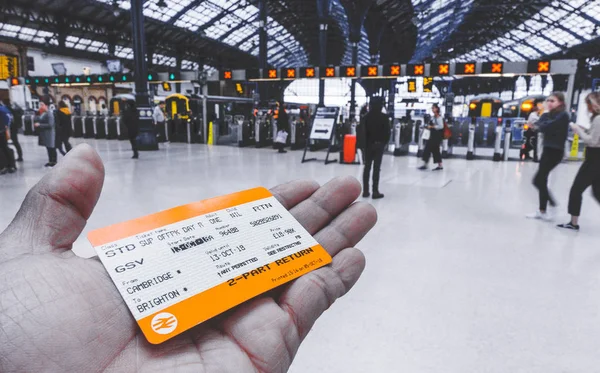 Brighton Inglaterra Octubre 2018 Mano Sosteniendo Billete Tren Del Reino — Foto de Stock