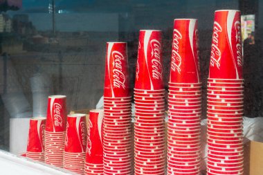 Brighton, İngiltere-12 Ekim 2018: Brighton, Uk 'taki Brighton İskelesi vitrinlerinde birikmiş Coca Cola kağıt bardakları.