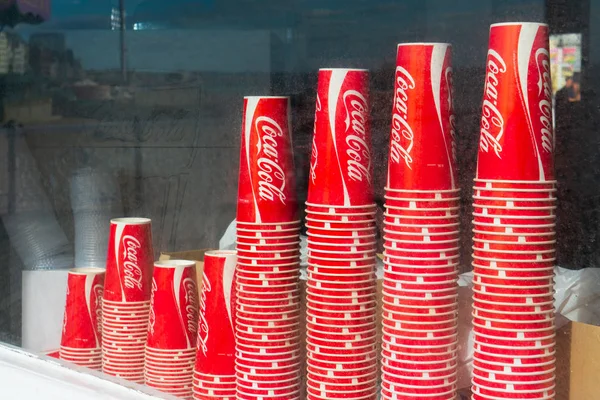 Brighton Inglaterra Octubre 2018 Tazas Papel Bebida Coca Cola Apiladas — Foto de Stock