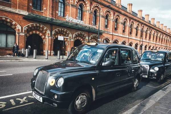 Londres Inglaterra Octubre 2018 Taxi Negro Londres Para Espera Los — Foto de Stock