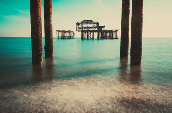 Restos Antigos Brighton Pier Foram Deixados Mar Com Belas Ondas — Fotografia de Stock