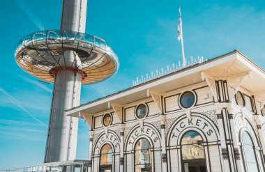 Brighon, İngiltere-6 Ekim, 2018: British Airways i360 manzarası kule Dünyanın en yüksek Brighton Pier dünyada var. Cam pod ve gezi cazibe Brighton Pier, İngiltere için kule