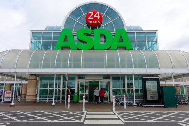 Brighton ve Hove Brighton, İngiltere-2 Ekim, 2018: Asda büyük süpermarket shopfront giriş yerel halkın ve süpermarket önünde otopark araba ile.