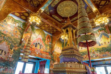 Chiang Mai, Tayland - 2 Temmuz 2018: Chiang Mai 'deki Şehir Sütunu Tapınağı' nın içi Inthakin Şehir Sütunu 'na şehir ruhu tanrısı dedi. İlk olarak 12 Nisan 1296 'da Wat Sadue Mueang' da Kral Mangrai tarafından dikilmiştir..