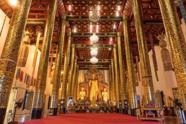 Chiang Mai, Tayland - 20 Kasım 2018 Wat Chedi Luang Worawihan Tapınağındaki Altın Buda Heykeli.