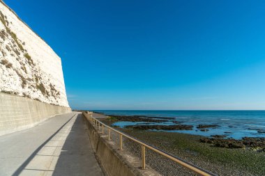 Saltdean sahil önü ve insanlar için yürüyüş yolu olan beyaz kumtaşı tebeşir kayalıkları. Doğu Sussex Brighton marinasındaki uçurumun aşağısında, Uk.