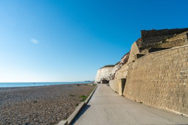 Saltdean sahil önü ve insanlar için yürüyüş yolu olan beyaz kumtaşı tebeşir kayalıkları. Doğu Sussex Brighton marinasındaki uçurumun aşağısında, Uk.