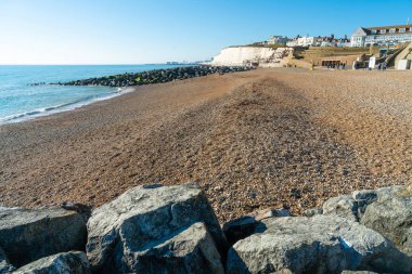 Doğu Sussex Brighton marinasının arka planında hafta sonu evi olan Saltdean sahil kayalıkları, Uk.