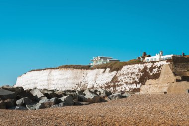 Doğu Sussex Brighton marinasının arka planında hafta sonu evi olan Saltdean sahil kayalıkları, Uk.