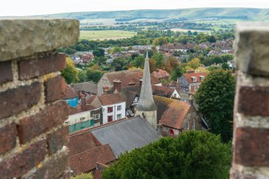Brighton, İngiltere - 3 Ekim 2018: Ev ve şehrin çevresinde ve Lewes Castle, East Sussex, Barbican House Lewes İngiltere dışında. Ziyaret, seyahat ve gezi için eski vintage tarihsel citytown.