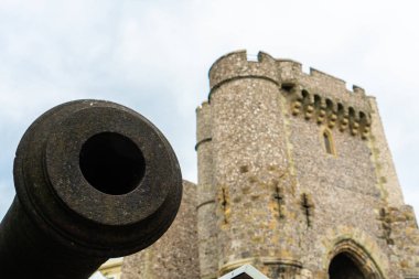 Doğu Sussex kasabası Lewes Kalesi 'ndeki eski büyük siyah top. Ziyaretçiler ve gezginler için eski bir tarihi eser..