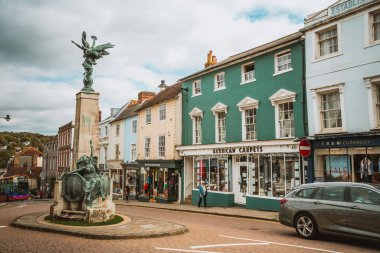 Brighton, İngiltere - 3 Ekim 2018: Wallands Park 'taki Lewes koruma alanı, Doğu Sussex ilçesi kavşağı, ulaşım, ev, anıt ve arka plandaki dükkan.