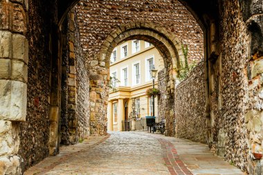 Lewes Castle & Gardens 'ın giriş ve çıkış yolu, Doğu Sussex ilçesi. Ziyaretçiler için tarihi eser, gezgin..
