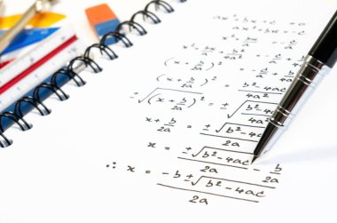 Matematik dersinde sınav, uygulama, test veya test matematik dörtlük denklem formülü el yazısı. Üstel denklemler arka plan kavramını çözme.