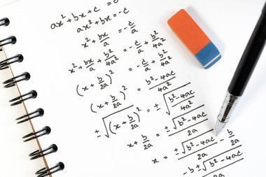 Matematik dersinde sınav, uygulama, test veya test matematik dörtlük denklem formülü el yazısı. Üstel denklemler arka plan kavramını çözme.